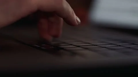 Super macro shooting as fingers type on the keyboard Vidéo 187192374