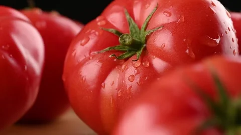 Super macro shot of a ripe tomato. A drop rolls over the surface of a tomato. Vídeo Stock 271196489