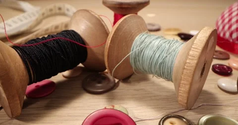 Super macro shot Spools, Needles and Threads on a wooden table Stock-Footage 168249180