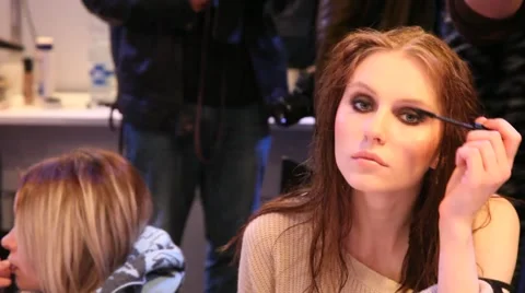 Super model applies make up for Haute Couture catwalk high fashion Stockbeeldmateriaal 49698202