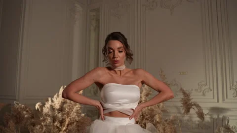 Super model posing in a wedding dress against a beautiful wall Vidéo 239233679