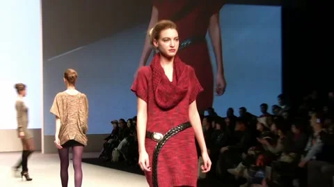 Super models Haute Couture catwalk high fashion runway Fashion Week Stockbeeldmateriaal 40643064