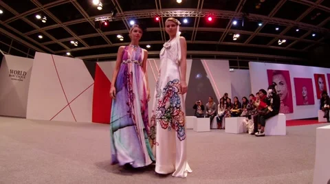 Super models Haute Couture catwalk high fashion runway Fashion Week time lapse Stock Footage 43232556