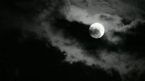 Super moon moving in and out clouds Vídeos de archivo 10946435