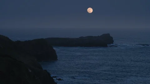 A super-moon over the ocean. Stock Footage 128248372