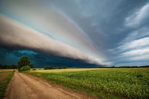 Super shelf, arcus storm cloud over the fields in summer Foto stock