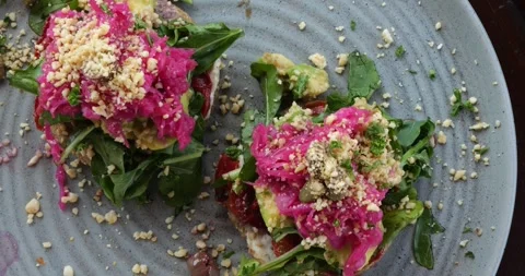 Super Slow Mo of a Classic Cream Cheese and Capers Bagel Stockbeeldmateriaal 284000341