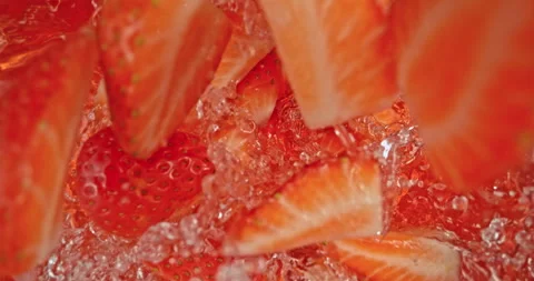 Super slow motion 1000fps video of fresh strawberry slices Vidéo 334950207