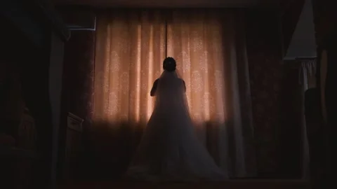 Super slow motion. Beautiful bride opens the curtains in the dark 库存影片 131094663