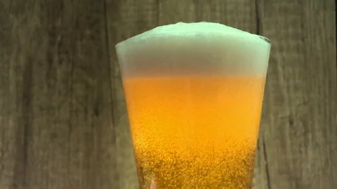 Super Slow - Motion-Beer with foam and bububbles Stockbeeldmateriaal 123257124