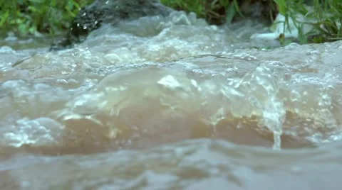 Super Slow Motion bubbling rolling waves of water in a stream Video stock 11407719