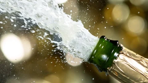 Super slow motion of Champagne explosion with flying cork closure Vidéo 145013058