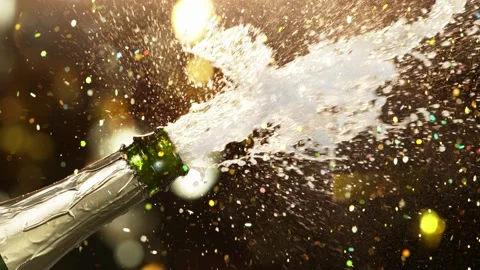 Super slow motion of Champagne explosion with falling confetti. Vidéo 162033235