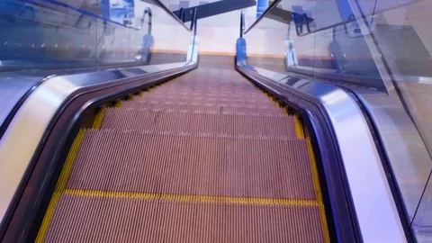 Super slow motion of empty escalator going down 480fps Video stock 123174000