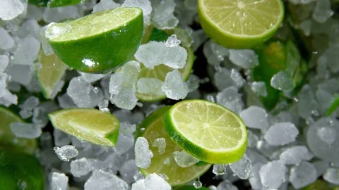 Super Slow Motion of exploding crushed ice with limes 動画素材 122493980