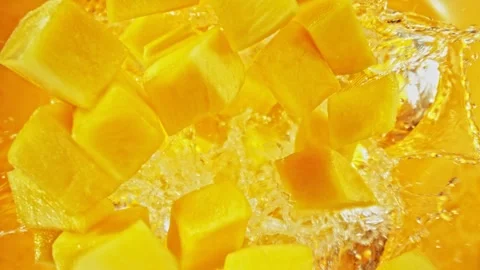 Super Slow Motion of Falling Mango Slices into Water Vídeo Stock 276102035