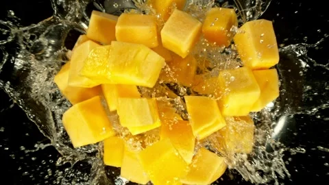 Super Slow Motion of Falling Mango Slices into Water Vídeo Stock 276105390