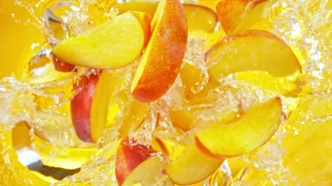 Super Slow Motion of Falling Peaches Slices into Water Vidéo 276102770