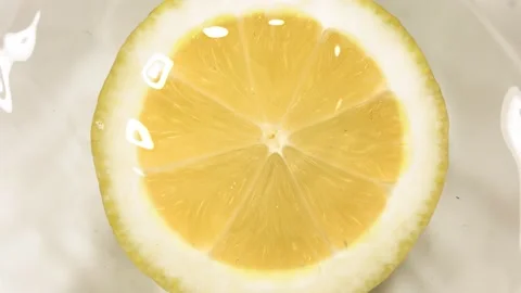 Super slow motion of falling Water Drop on Lemon slice. Filmed on high speed Vídeos de archivo 199133783