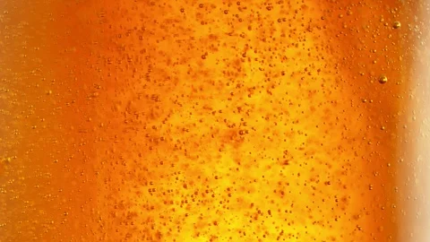 Super slow motion of macro shot of beer drink, close-up. Vidéo 125285202