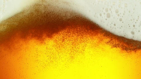 Super slow motion of macro shot of beer drink, close-up. Vidéo 125285603