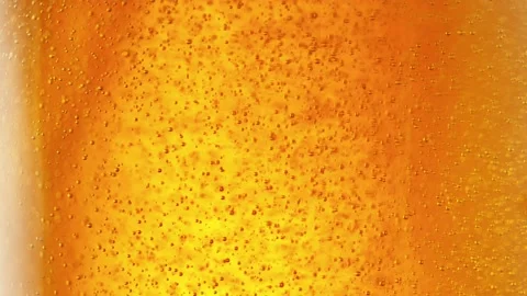 Super slow motion of macro shot of beer drink, close-up. Vidéo 157561111