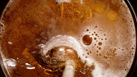 Super slow motion of macro shot of pouring beer drink, top view. Vídeo Stock 165018101
