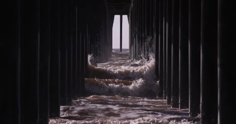 Super Slow Motion Ocean Waves Beneath Pismo Beach Pier | Tunnel View of the.. Stockbeeldmateriaal 337983535