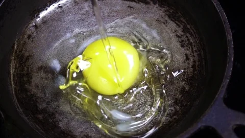 Super slow motion olive oil on a frying pan Stock Footage 72373903