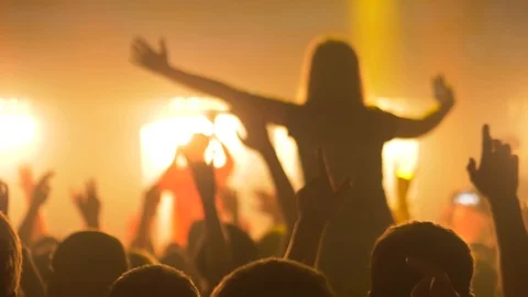 Super slow motion: people crowd silhouette partying at rock concert Vidéo 124496111