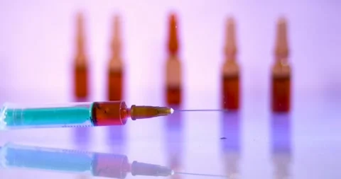 Super Slow Motion Pharmacist Inspection Syringe Tip  Vidéo 333485289