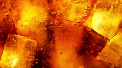 Super slow motion of pouring cola drink with ice cubes inside Vidéo 127336526