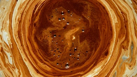 Super slow motion of pouring milk into coffee drink Vidéo gratuite 121605330