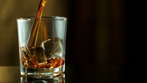 Super slow motion of pouring whiskey into glass. Video stock 118152353