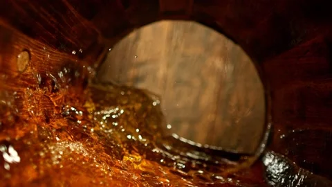 Super slow motion of pouring whiskey, rum or cognac inside the barrel. Vidéo 168014780