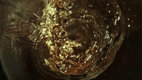 Super slow motion of pouring white wine inside bottle view. Vidéo 168091481