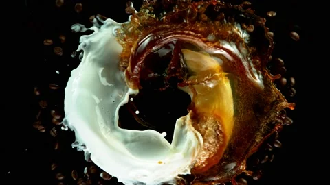 Super slow motion of rotating coffee beans with ice cubes and splashes. Vidéo 134439352
