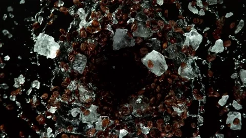 Super slow motion of rotating coffee beans with ice cubes on black Vídeo Stock 157607910
