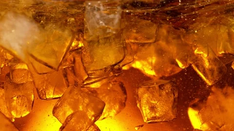 Super slow motion of rotating ice cubes in cola or alcoholic drink Vídeo Stock 148146088