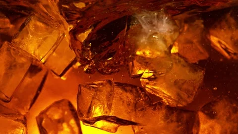 Super slow motion of rotating ice cubes in cola or alcoholic drink Vídeo Stock 148160322