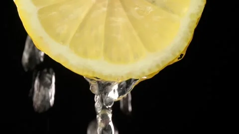 Super slow motion shooting of sliced lemon slices with splashes of water, 스톡 동영상 248788557