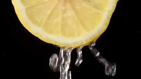 Super slow motion shooting of sliced lemon slices with splashes of water, Vidéo 248897032