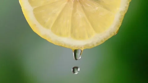 Super slow motion shooting of sliced lemon slices with splashes of water, 스톡 동영상 248897555