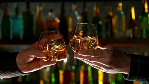 Super Slow Motion Shot of Clinking Two Glasses of Whiskey Vidéo 233249847