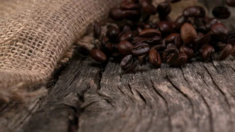 Super slow motion shot. Coffee beans fall on an old oak table at 1000fps. Vídeo Stock 167473651