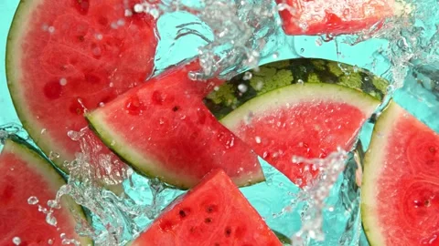 Super Slow Motion Shot of Falling Fresh Watermelon Slices into Water at 1000fps. Vidéo 133868662