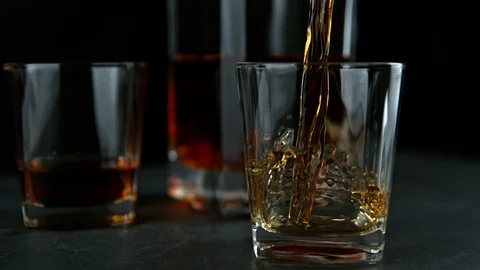 Super Slow Motion Shot of Pouring Whiskey into Glass at 1000fps with Camera Vidéo 121839636