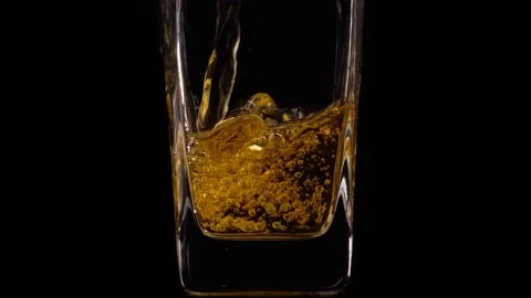 Super slow motion shot of pouring delicious fresh apple juice into a transparent Stock Footage 147414130