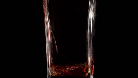 Super slow motion shot of pouring pomegranate juice into a transparent glass Vídeos de archivo 147415041