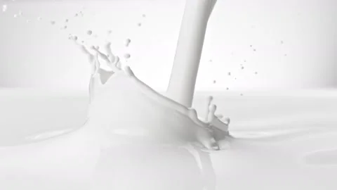 Super Slow Motion Shot of Pouring and Splashing Fresh Milk at 1000 fps. Vidéo 152071734